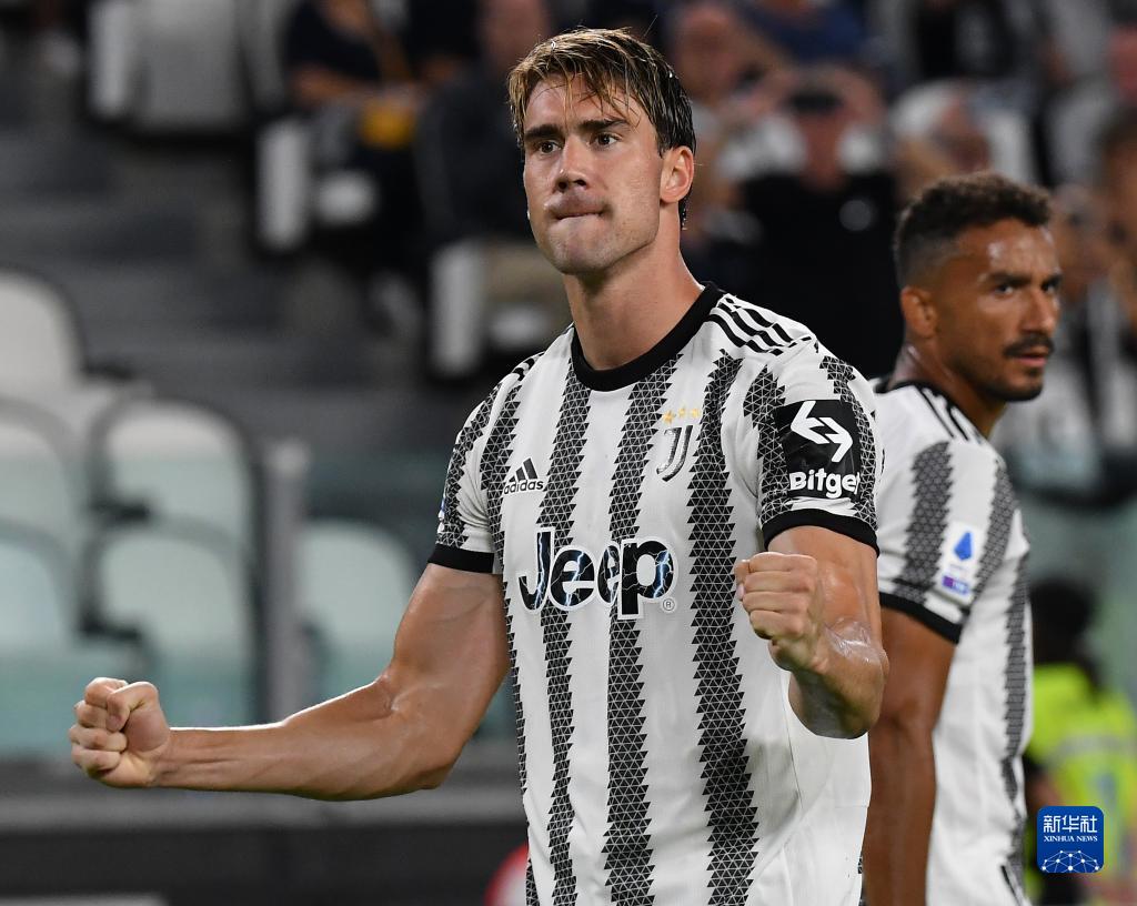 阿尔巴达成迈阿密百场里程碑，获赠纪念球衣+全队合影庆祝