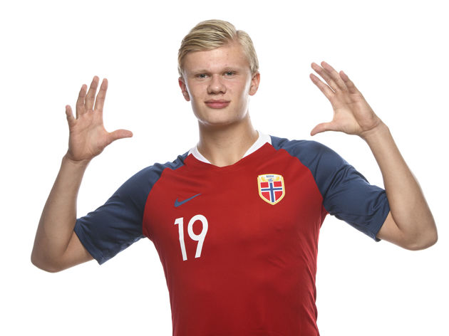 英超：曼联客场2-1击败莱斯特城（英超客场告捷：曼联2-1力克莱斯特城）