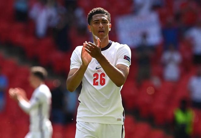 封烟呢？荷甲阿贾克斯vs格罗宁根因为烟雾太大被终止