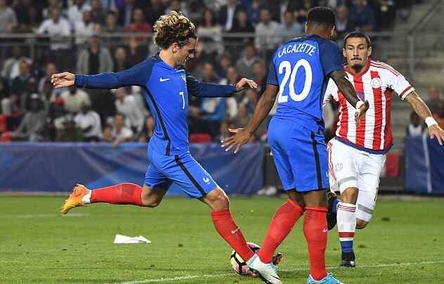 继C罗和小卢卡斯后，奥斯梅恩是第三位欧冠客场对贾府戴帽的球员（奥斯梅恩继C罗、小卢卡斯之后，成为欧冠客场对贾府上演帽子戏法的第三人）