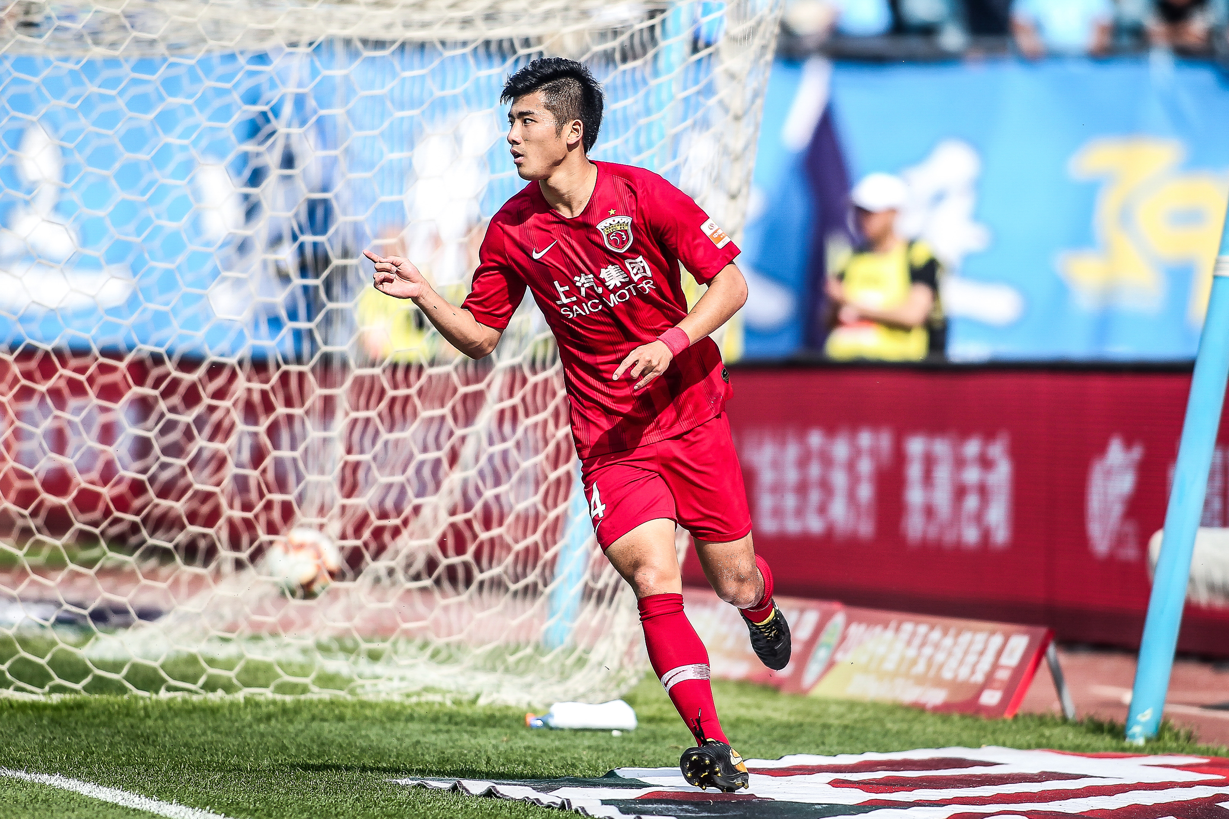 球队取胜后送亚泰降级，海牛球迷在退场时高喊“亚泰降级啦”