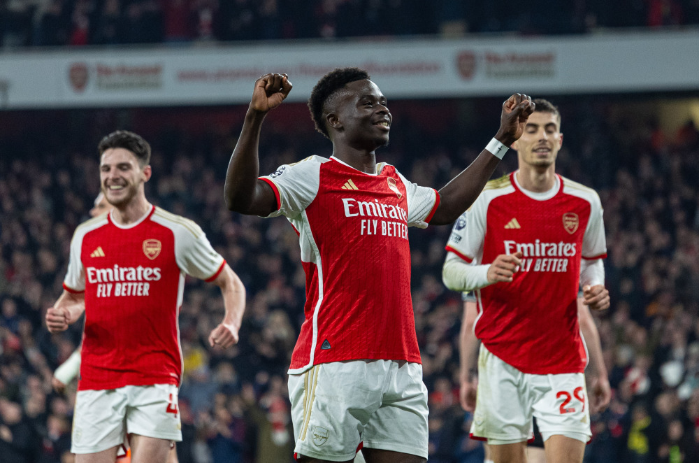 篮球湖人球迷热情支持球队