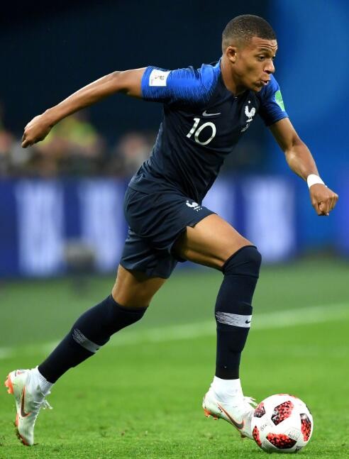 记者：巴洛特利与达曼协作的传闻不实，没有球队有意签下他（记者：巴洛特利与达曼合作传闻不实，暂无球队有意引进他）