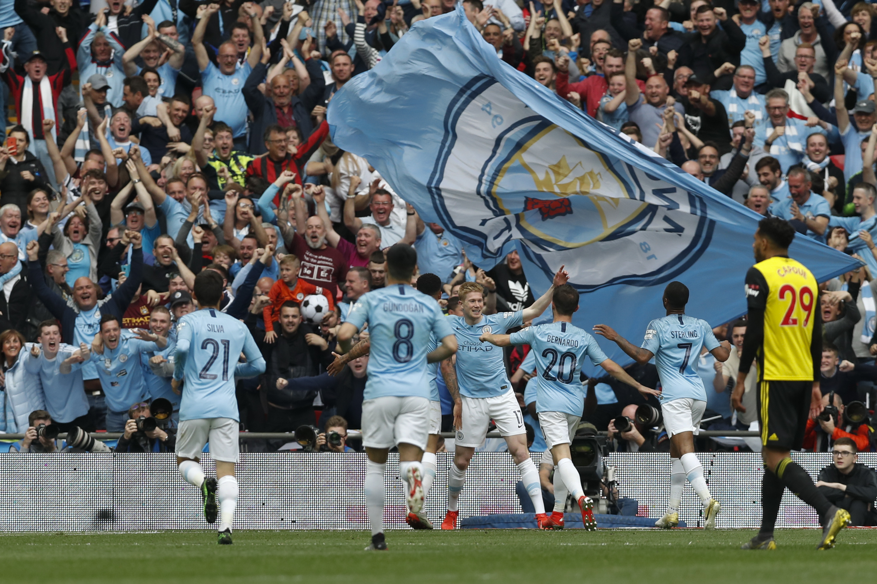 巴甲福塔莱萨门将在4名队友提醒下未注意身后对手，开球时遭抢断丢球