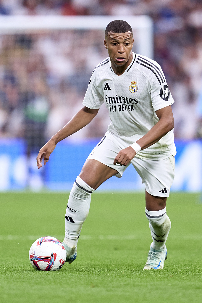 西甲新赛季年度赛事收官 巴萨稳居积分榜榜首（西甲新赛季收官，巴萨稳坐积分榜首位）