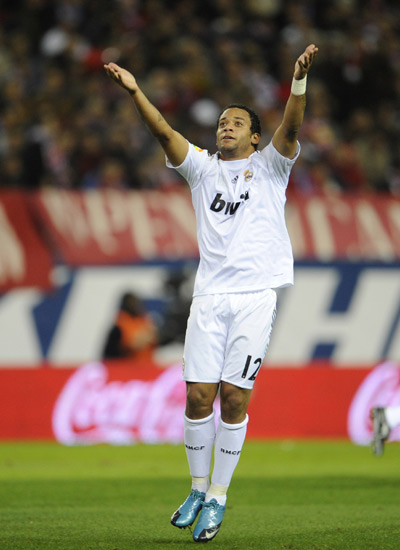 西甲：巴萨客胜扩大领先，皇马主场爆冷输球，VAR再度抢戏（西甲综述：巴萨客场取胜扩大优势，皇马主场冷负，VAR成为焦点）