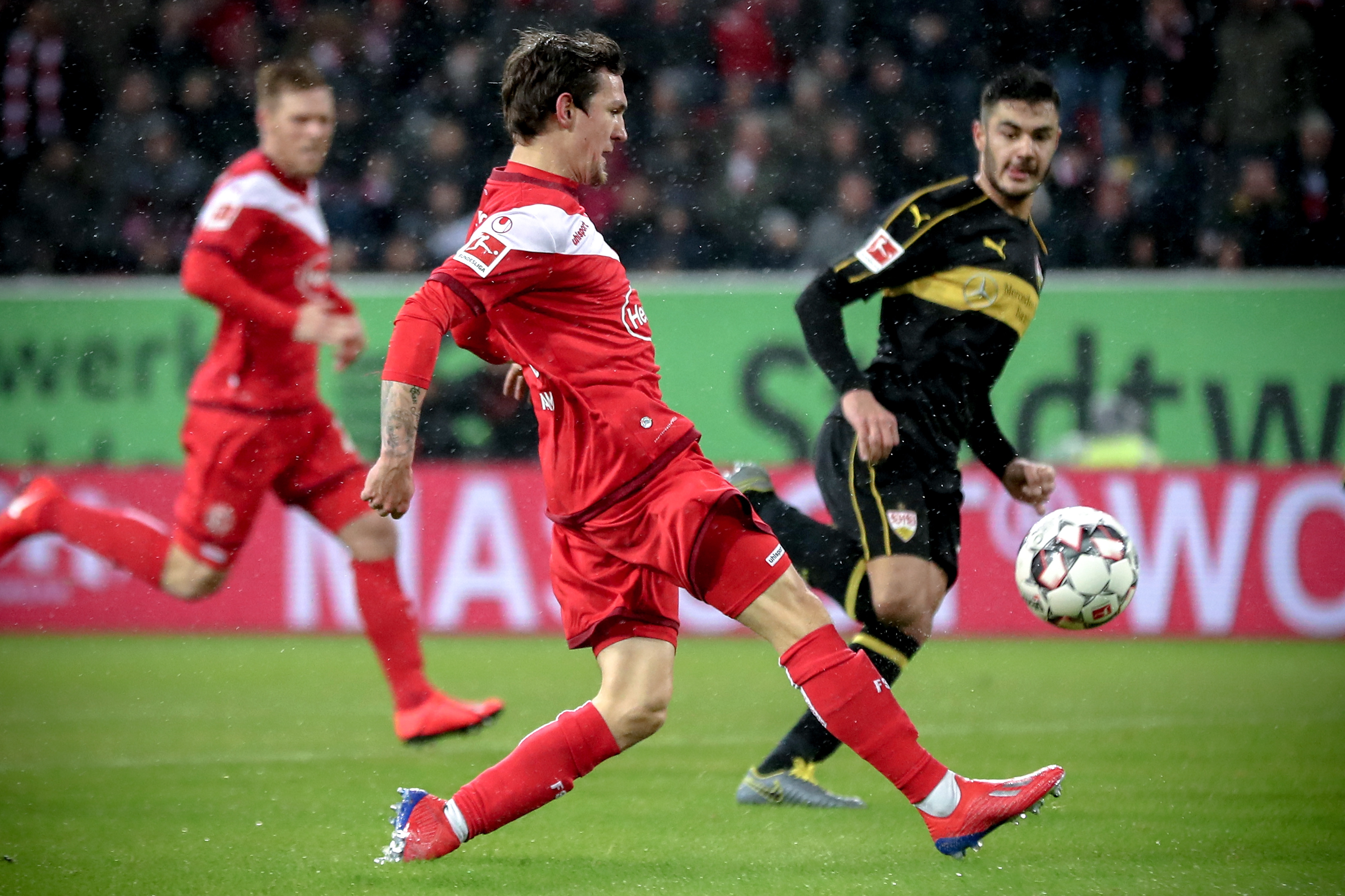 网友在梅西夜访诺坎普时偶遇他，梅西还向镜头打了招呼