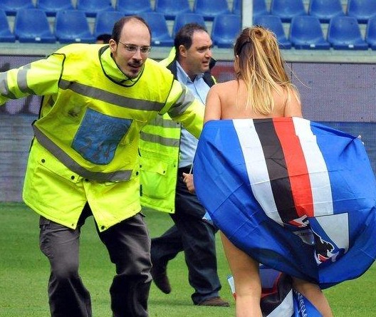 活久见，阿根廷杯决赛独立队主帅用脚绊倒对手拖延时间被罚下