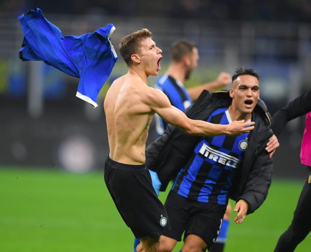 心念老东家！奥斯卡社媒晒照观看海港vs柔佛亚冠比赛（奥斯卡社媒打卡：关注海港对阵柔佛的亚冠之战）