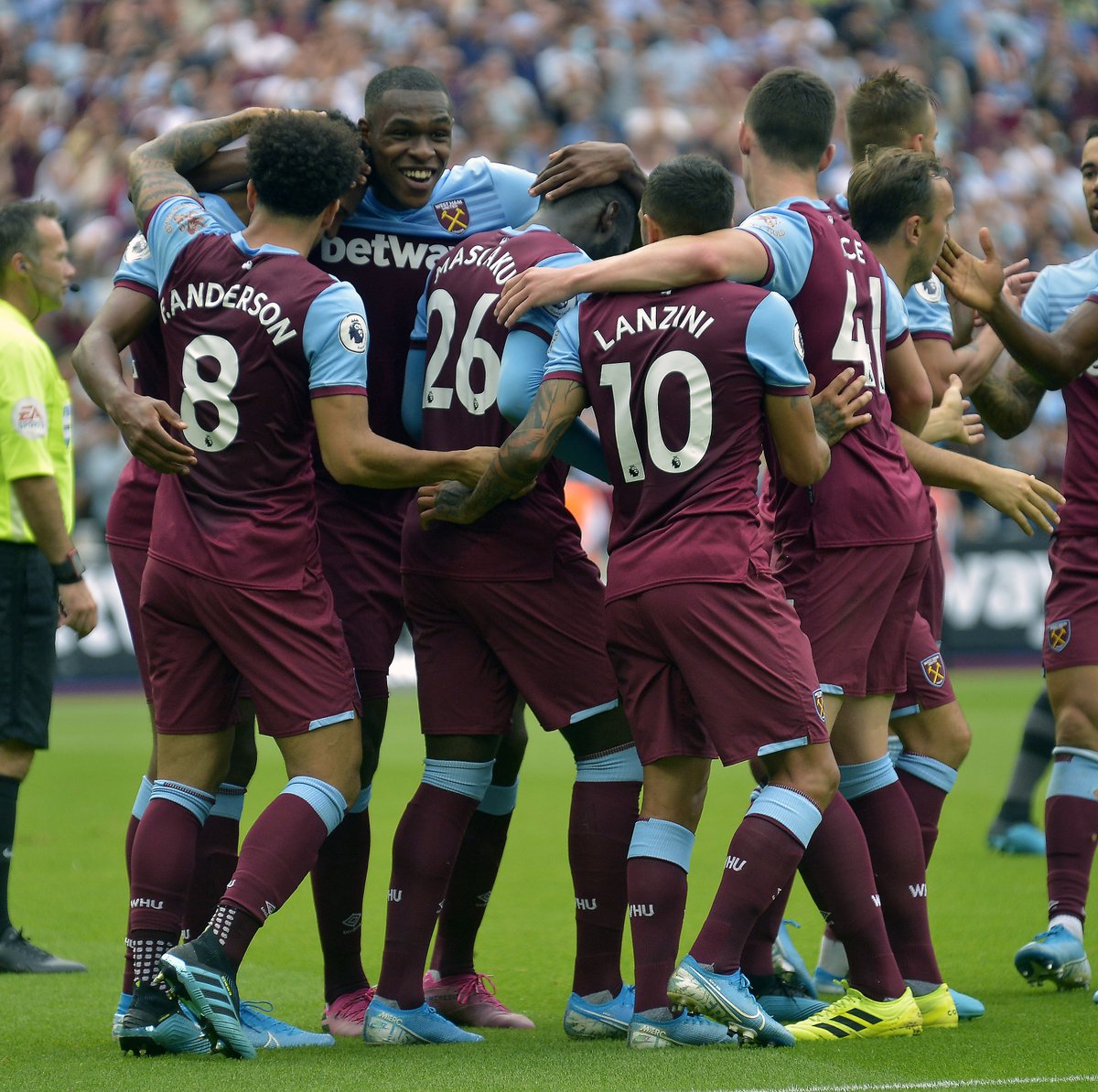 中超赛场争议判罚：VAR判罚引发热议,